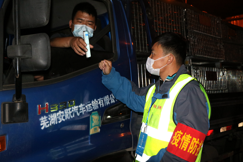 新一輪疫情發(fā)生后，安徽路橋迅速行動(dòng)，組織全體職工和勞務(wù)工人進(jìn)行全員核算檢測(cè)，筑牢疫情防控第一道防線。此外，還積極投身屬地疫情防控，踐行國企擔(dān)當(dāng)。