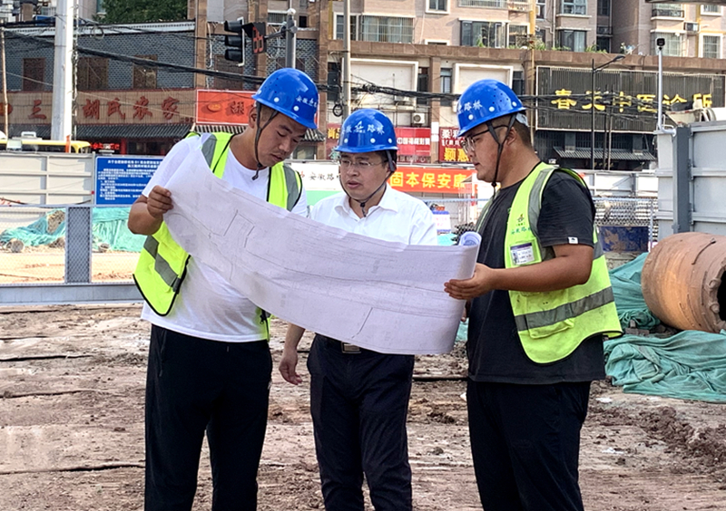 公司黨委書記、董事長(zhǎng)錢申春到機(jī)場(chǎng)S1線先行段調(diào)研安全生產(chǎn)工作