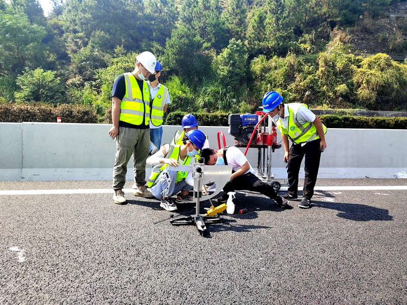 吉康改擴建C1標(biāo)率先完成全線首段主線路基、路面分段交工驗收 (1)